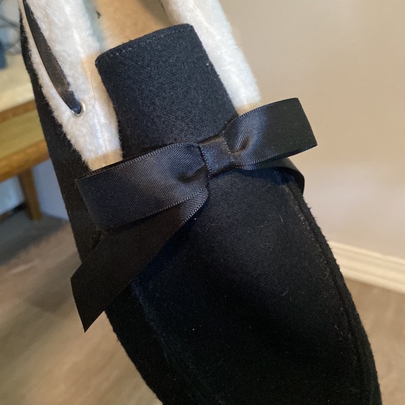 Vionic Black and Cream Women's Slippers - Picture 7 of 8